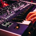 シンセアレンジの中核!プラックのアレンジ&音作りテクニックを徹底解説!